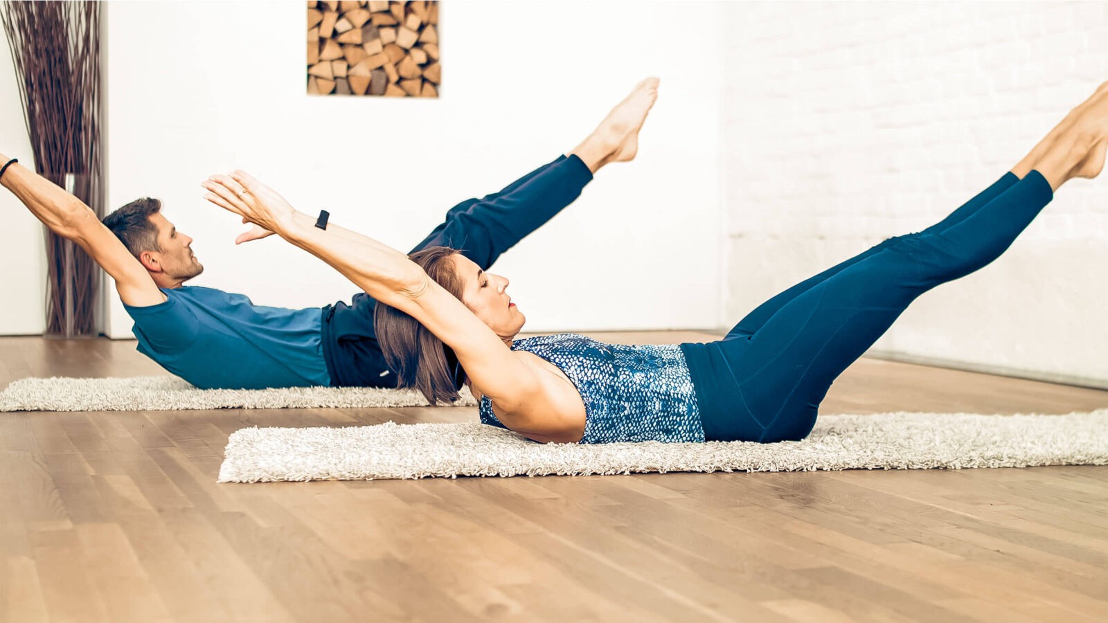 Le Double leg stretch : un exercice de Pilates à pratiquer pour bien  renforcer son dos ! - France Bleu