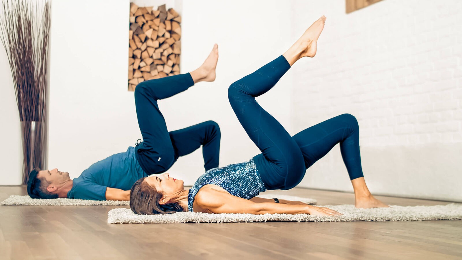 Maria und Wolfgang bei der Pilates Übung Shoulder Bridge Prep