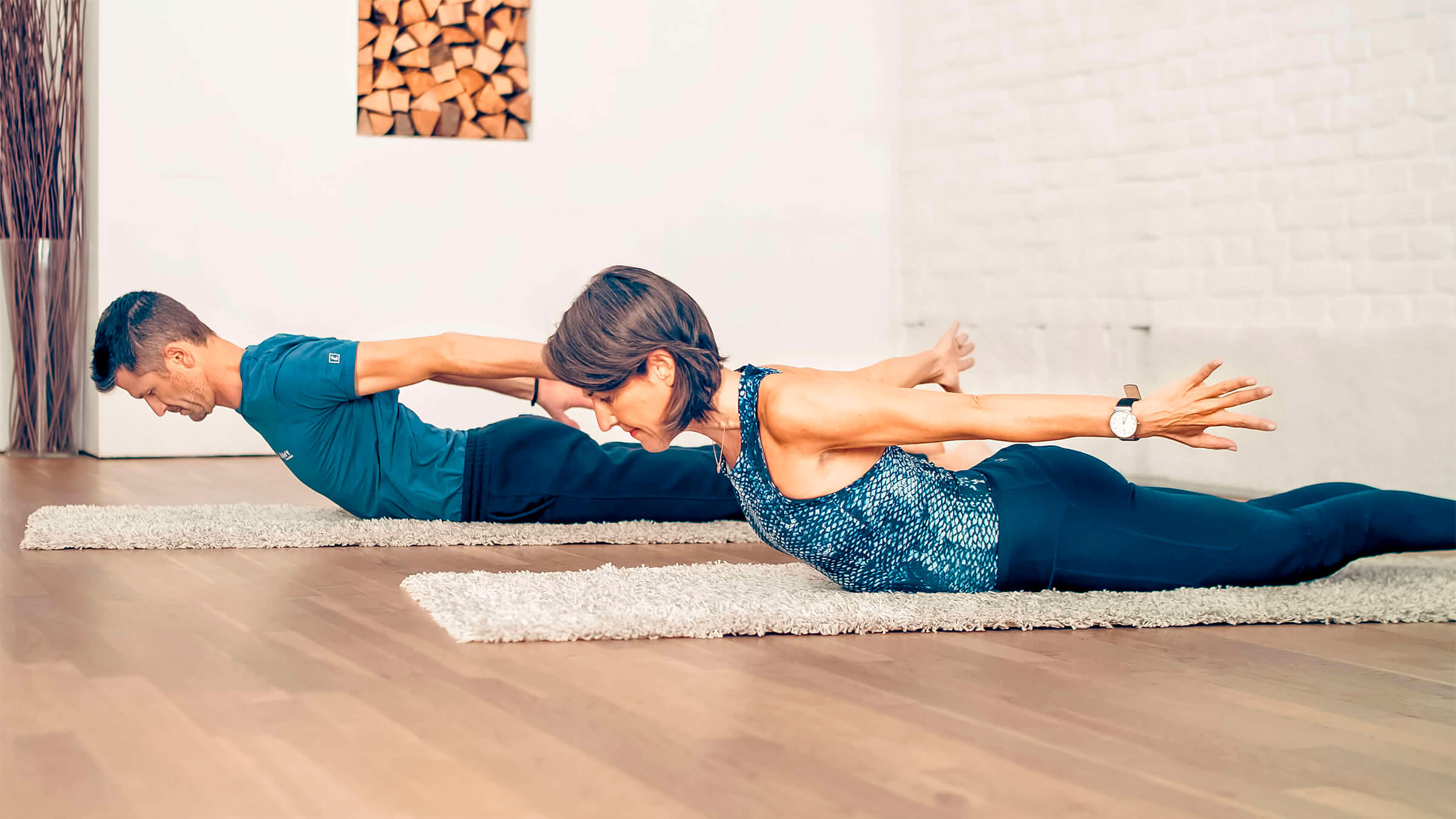 Maria und Wolfgang bei der Pilates Übung "Breast Stroke 3"