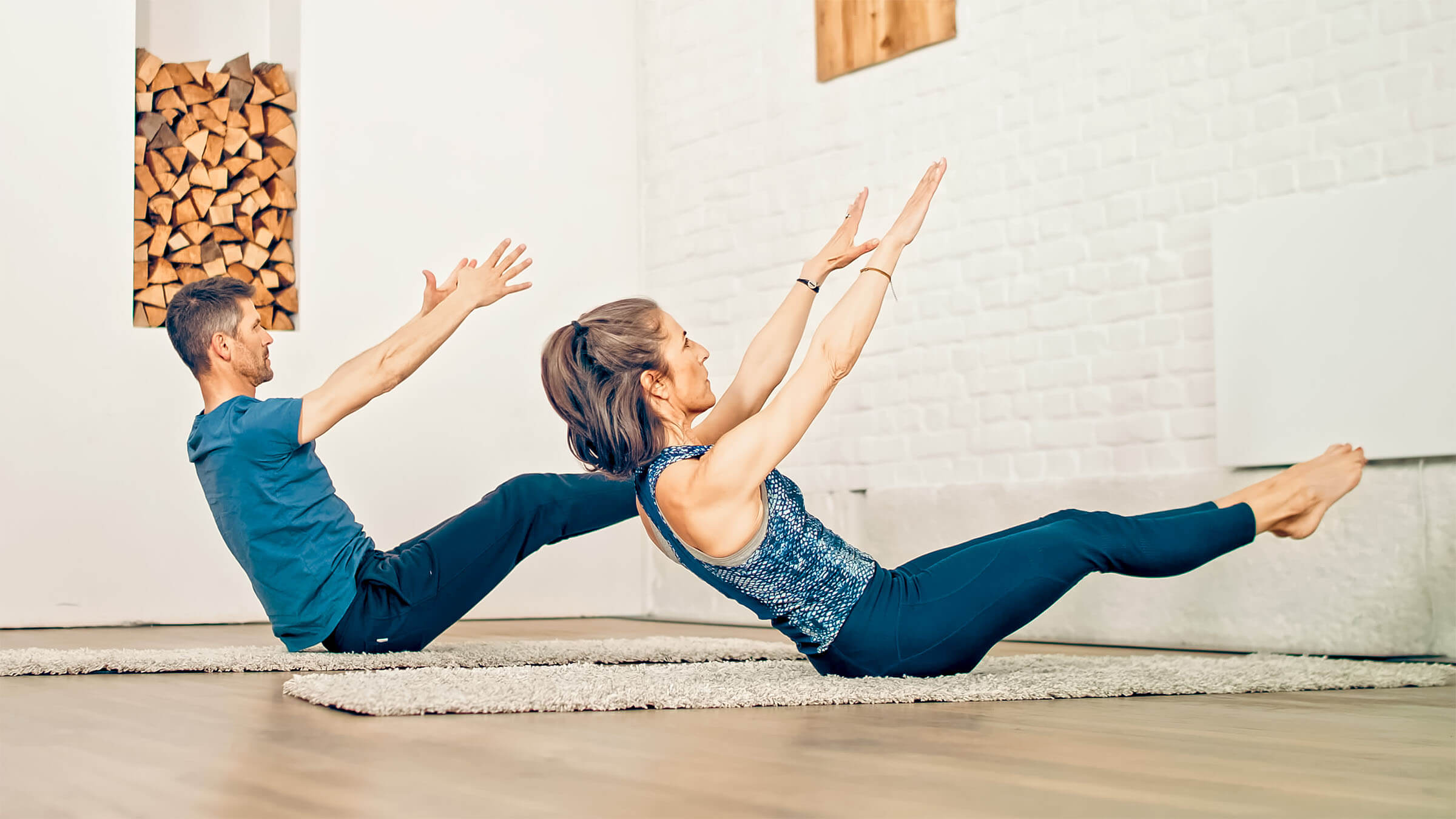 Maria and Wolfgang doing the Pilates exercise "Teaser Lower and Lift